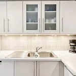 Great Spacious With 6 Large Rooms, Parking 克里斯蒂安桑