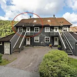 Great Spacious With 6 Large Rooms, Parking *