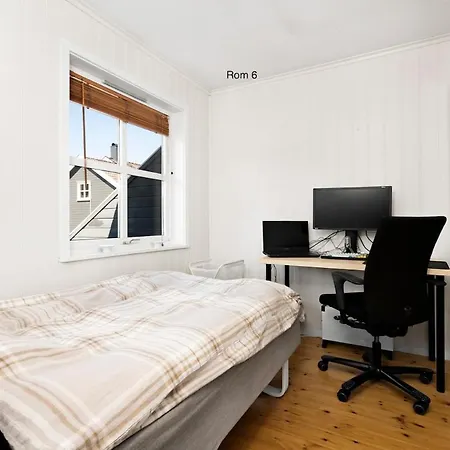 Great Spacious With 6 Large Rooms, Parking