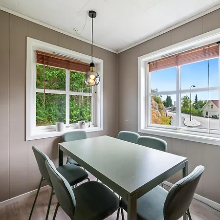 Great Spacious With 6 Large Rooms, Parking