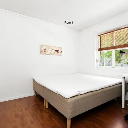 Great Spacious With 6 Large Rooms, Parking