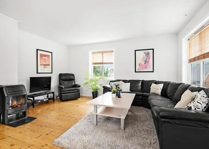 Great Spacious With 6 Large Rooms, Parking * Kristiansand