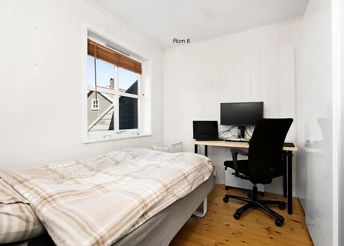 Great Spacious With 6 Large Rooms, Parking